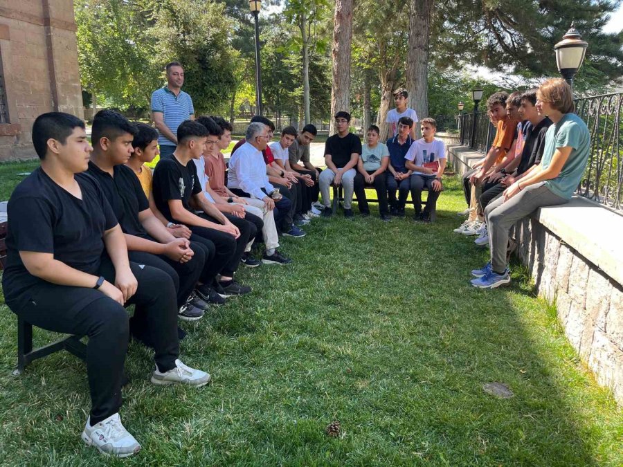 Başkan Büyükkılıç; Talas Gençlik Merkezi’nde Öğrencilerle Buluştu