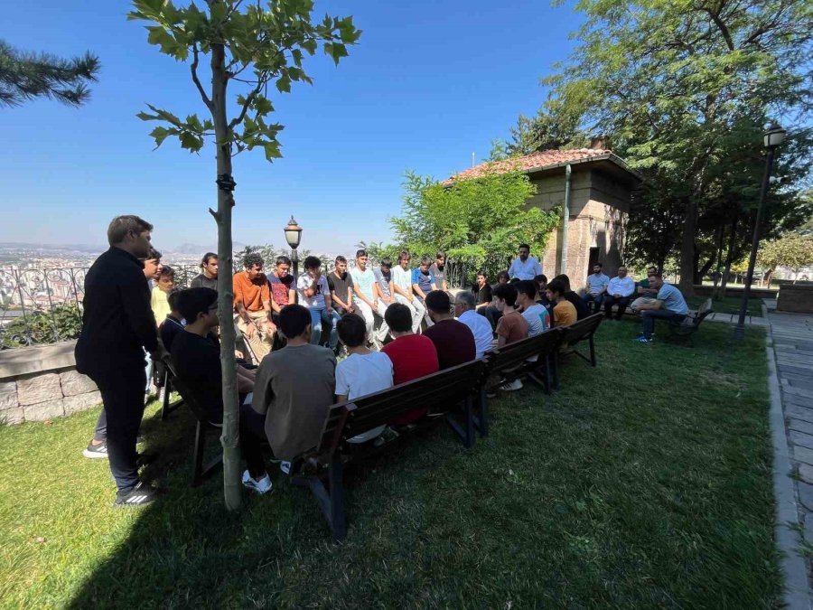 Başkan Büyükkılıç; Talas Gençlik Merkezi’nde Öğrencilerle Buluştu