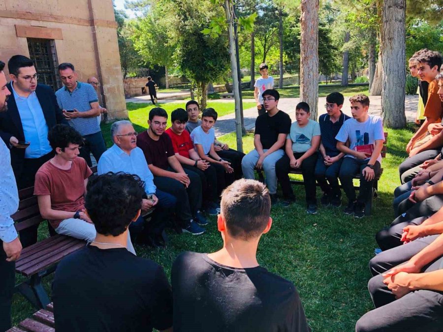 Başkan Büyükkılıç; Talas Gençlik Merkezi’nde Öğrencilerle Buluştu