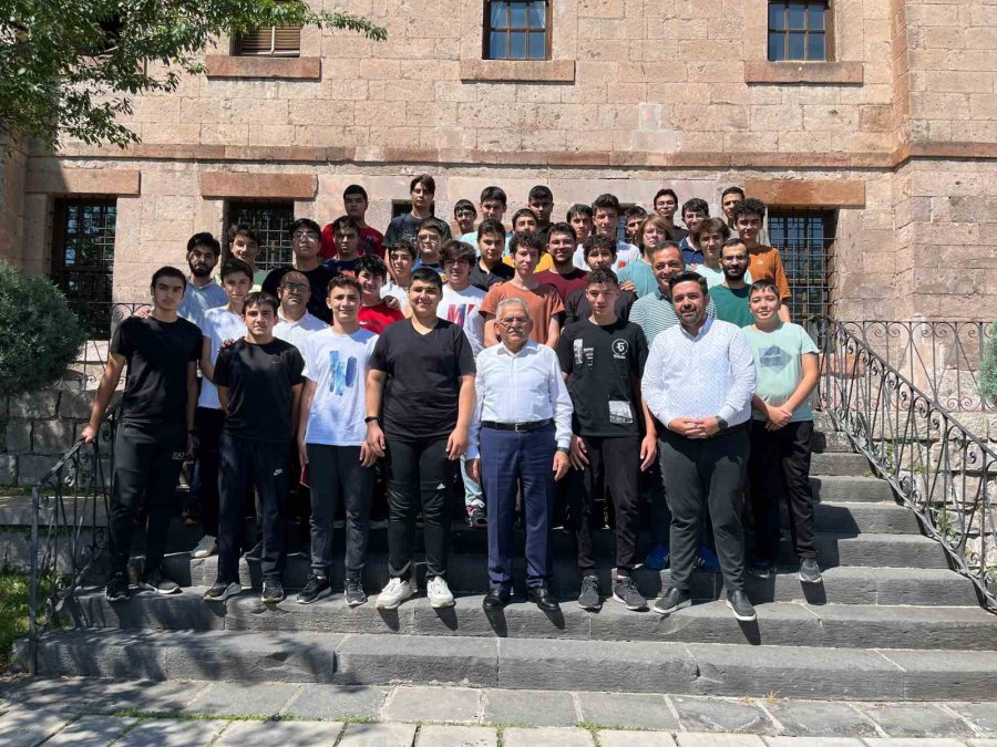 Başkan Büyükkılıç; Talas Gençlik Merkezi’nde Öğrencilerle Buluştu