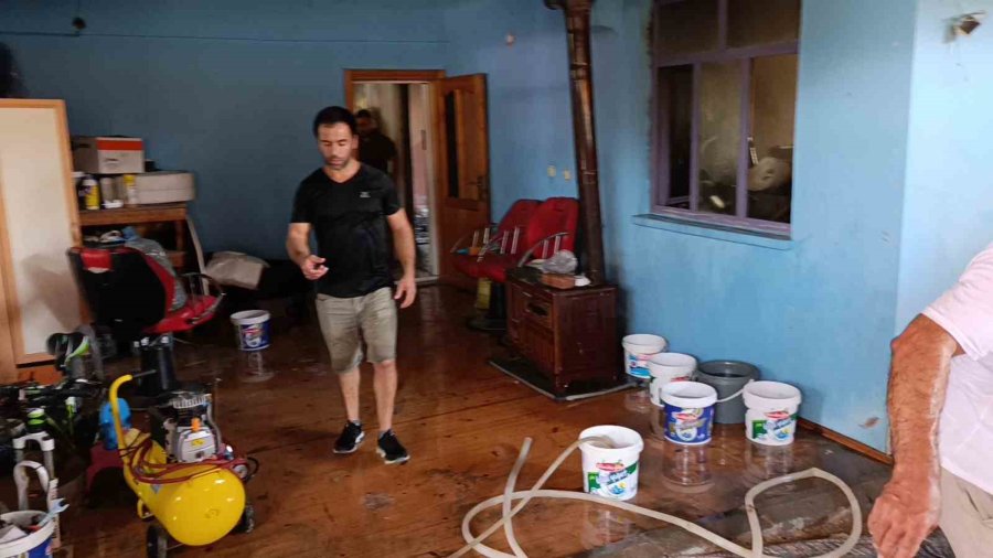 Depoda Çıkan Yangına Hortumlarla Müdahale Ettiler