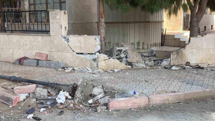 İki Araç Çarpıştı, Savrulan Pikap Cami Duvarını Yıktı: 3 Yaralı