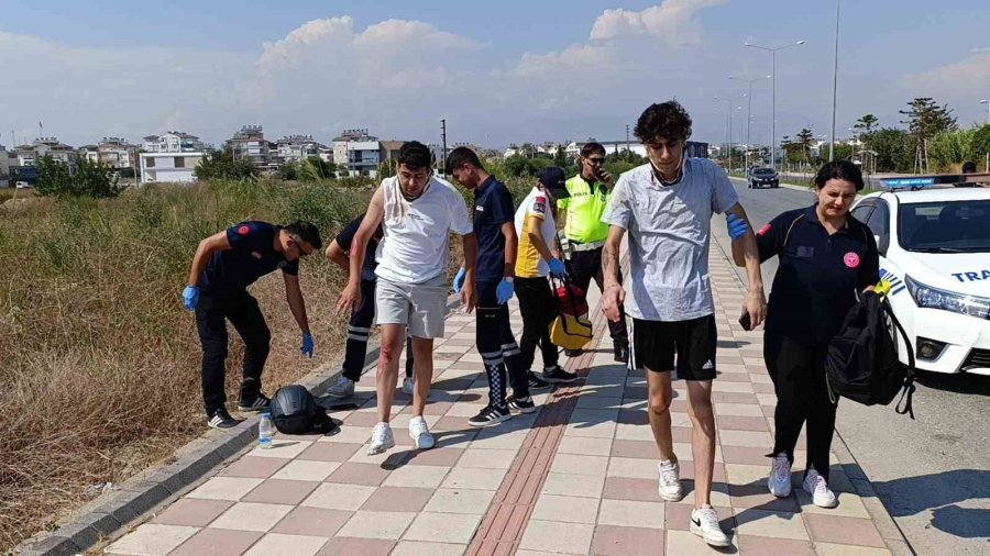 Kaza Yapan Motosikletli Yaralılara İlk Müdahale Motosikletli Sağlıkçıdan