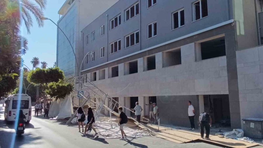 Tadilattaki Bankanın İskelesi Çöktü, Facianın Eşiğinden Dönüldü