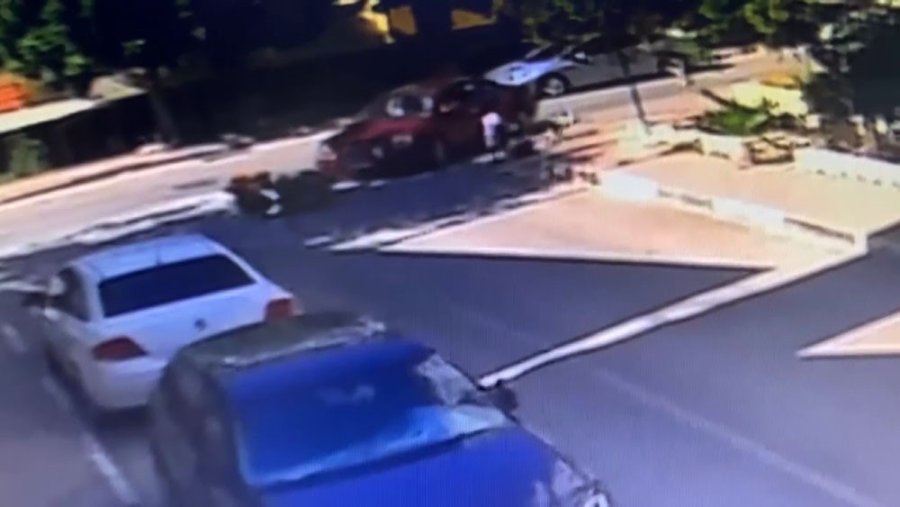 Antalya’da Kurye Motosikletten Fırlayarak Yaralandı: O Anlar Kamerada