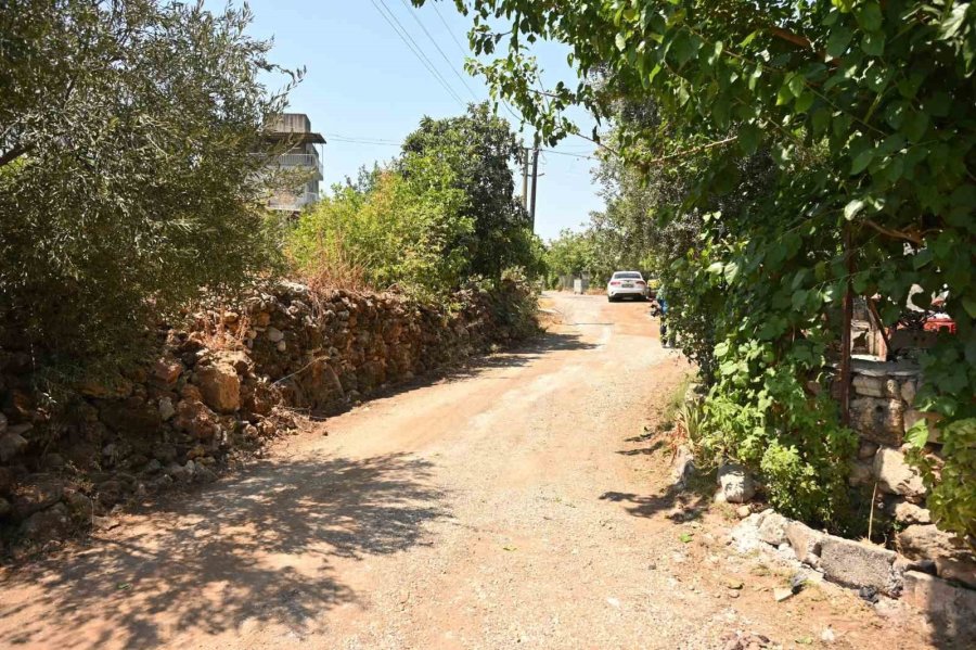 Tekerlekli Sandalye İle Hayatını Sürdüren Engelli Vatandaş İçin Sokağına Özel Asfalt Döküldü