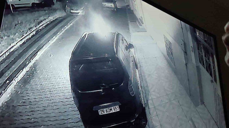 Park Halindeki Aracı Benzin Dökerek Ateşe Verdiler... O Anlar Kamerada