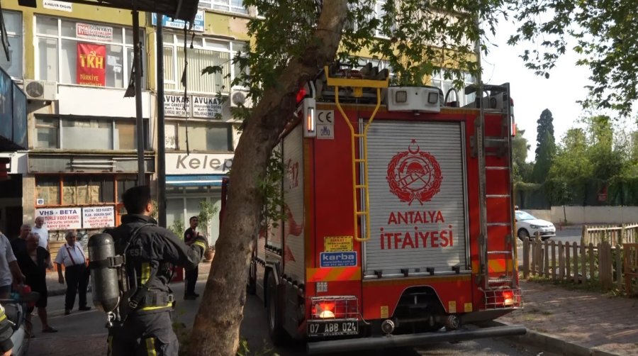 Yangın İhbarına Giden İtfaiye Ekiplerinin Dar Sokak Ve Ağaç Sınavı