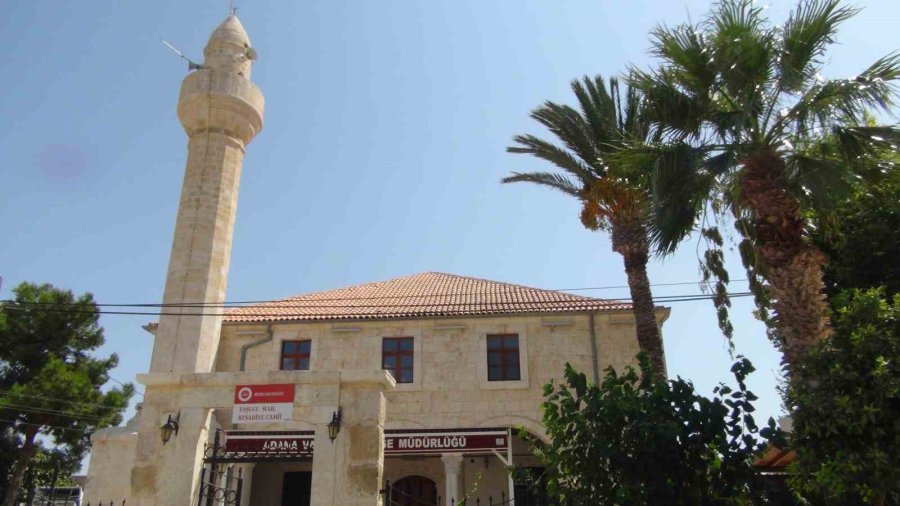 Ailesiyle Feribot Beklerken Sığındığı Camide Kullandığı 1 Saatlik Elektriğin Parasını Bir Notla Bıraktı