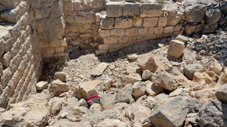 Karacaoğlan’ın Anıt Mezarı Bakım Bekliyor