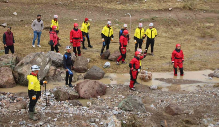 Selde Kaybolan Vatandaşın Kıyafetleri Bulundu