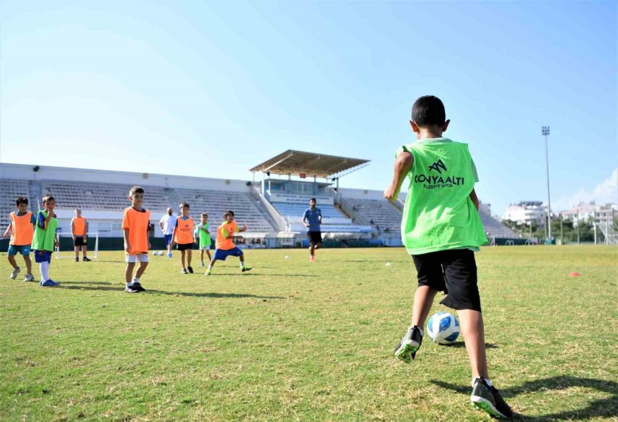 Konyaaltı’nda Çocuklar Spor Yaparak Hayatı Öğreniyor