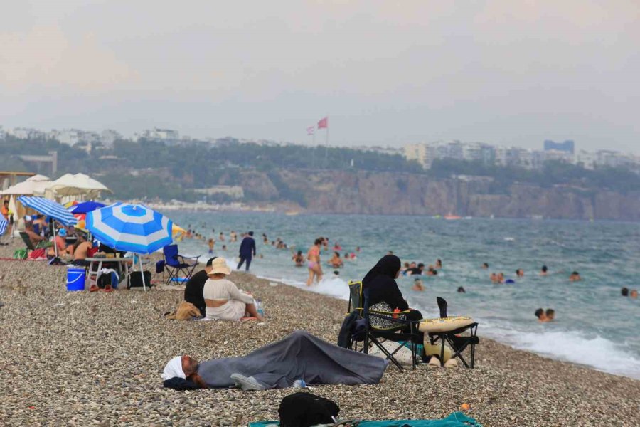 Konyaaltı’nda Denizin Keyfini Çıkartan Vatandaşlara Yağış Sürprizi