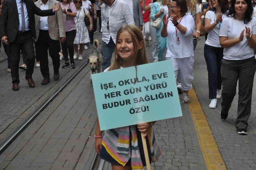Halk Sağlığı Haftası Nedeniyle Yapılan Yürüyüşe Yoğun Katılım Sağlandı