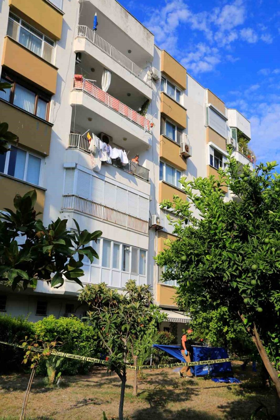 Annesinin Gözleri Önünde 5’nci Kat Balkonundan Düşüp Hayatını Kaybetti