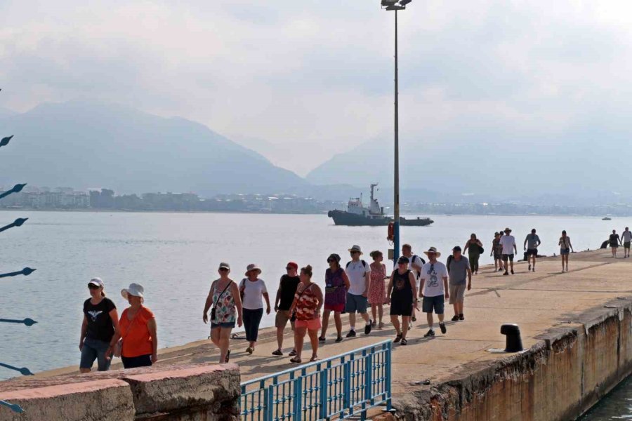Alanya’ya Demirleyen Lüks Gemide Bin 743 Turist Karaya Ayak Bastı
