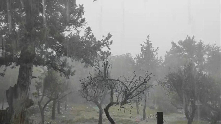 Mersin’in Yüksek Kesimlerinde Yağmur, Sahilde Yıldırımlar Etkili Oldu