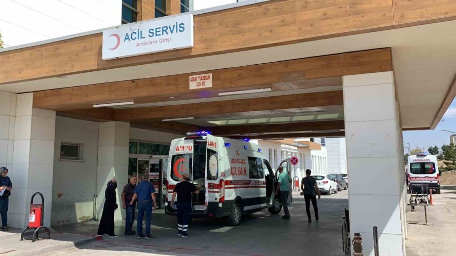 Otomobil Şarampole Takla Attı: 2’si Ağır 3 Yaralı