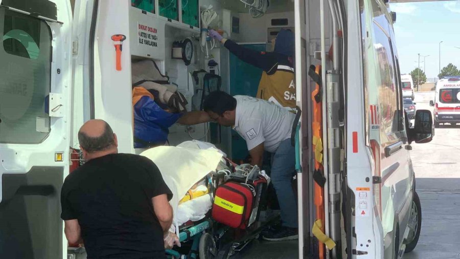 Otomobil Şarampole Takla Attı: 2’si Ağır 3 Yaralı