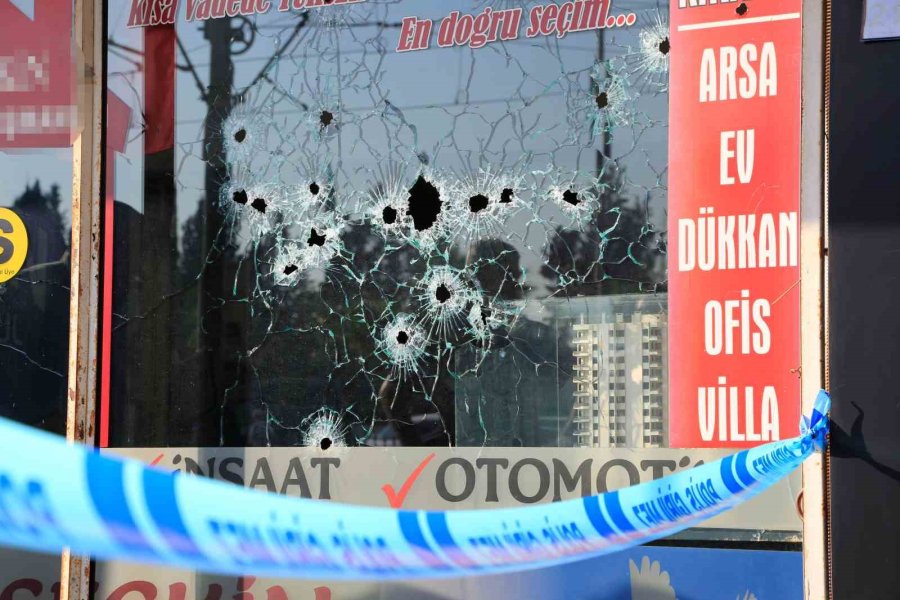 Antalya’da Bir İşyeri Kurşunlandı, Yol Savaş Alanına Döndü