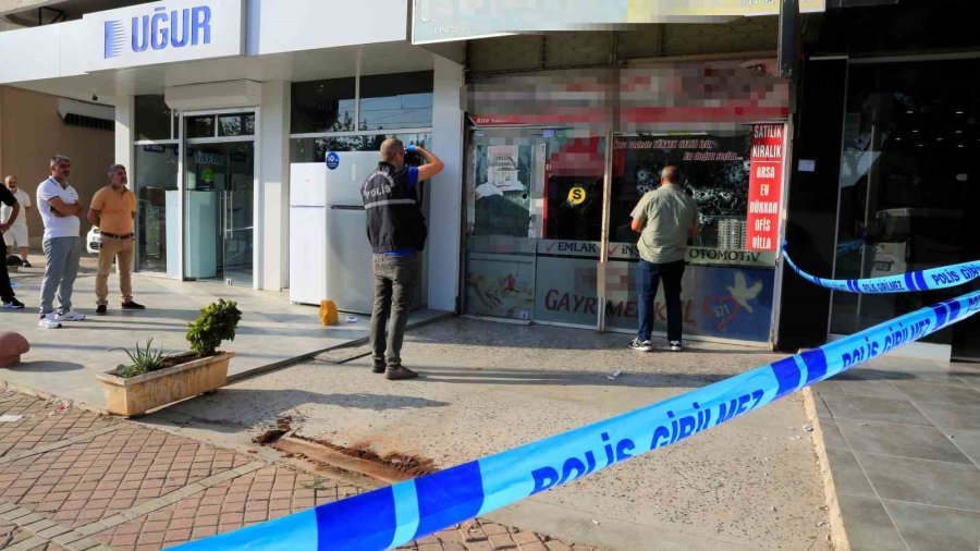 Antalya’da Bir İşyeri Kurşunlandı, Yol Savaş Alanına Döndü