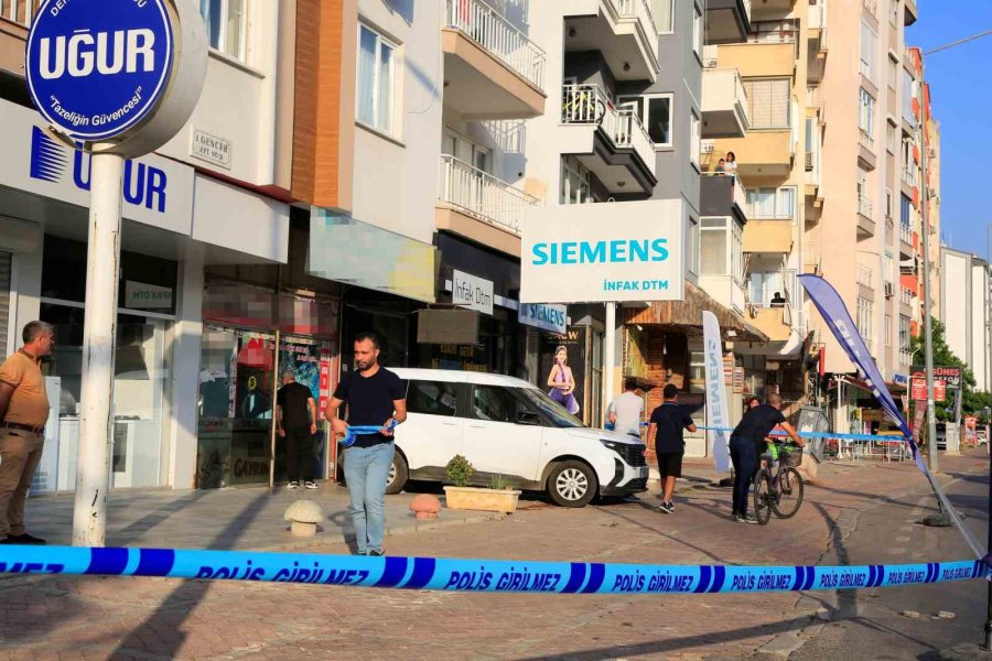 Antalya’da Bir İşyeri Kurşunlandı, Yol Savaş Alanına Döndü