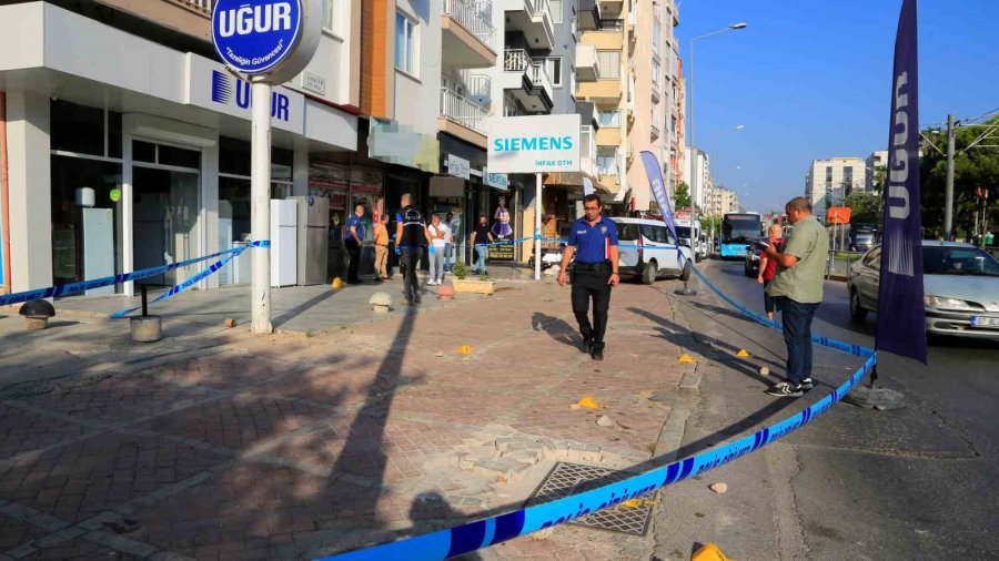 Antalya’da Bir İşyeri Kurşunlandı, Yol Savaş Alanına Döndü