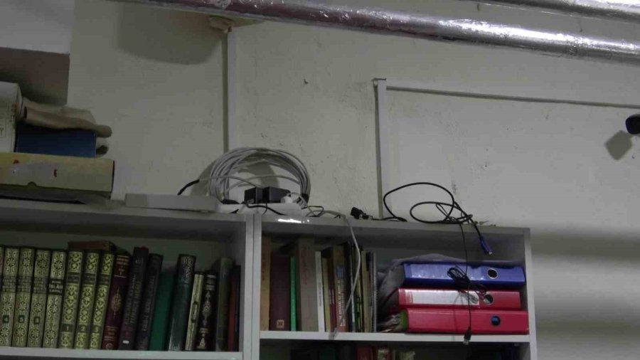 Camide Çalacak Bir Şey Bulamayınca Güvenlik Kamera Sistemini Çaldı