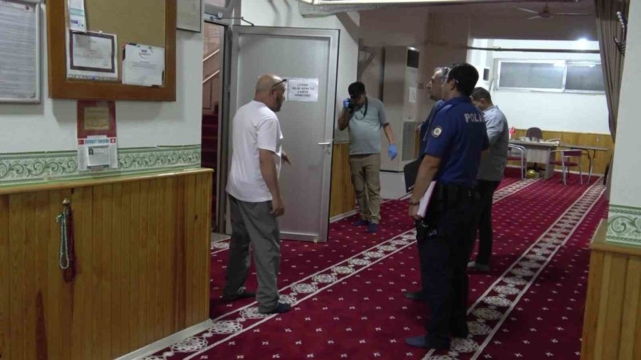 Camide Çalacak Bir Şey Bulamayınca Güvenlik Kamera Sistemini Çaldı