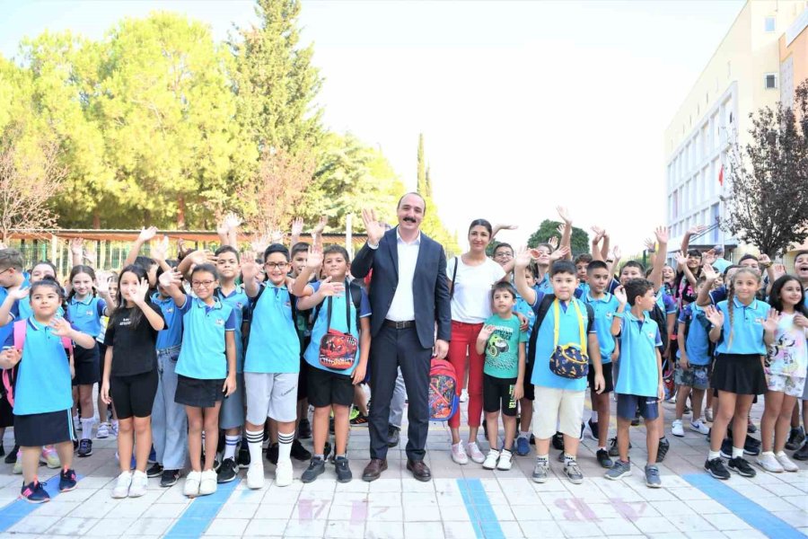 Konyaaltı’nda İlk Ders Zilini Başkan Kotan Çaldı