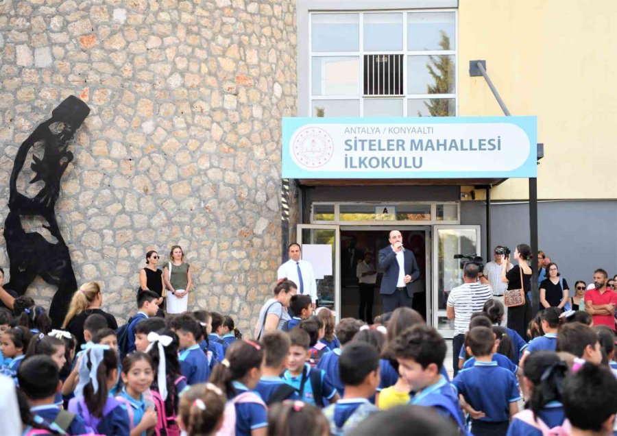 Konyaaltı’nda İlk Ders Zilini Başkan Kotan Çaldı