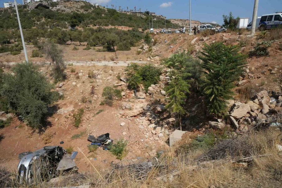 Takla Atan Araçtaki Sürücü, Kendisini Kurtarmak İsteyenlerden Helallik İstedikten Sonra Hayatını Kaybetti