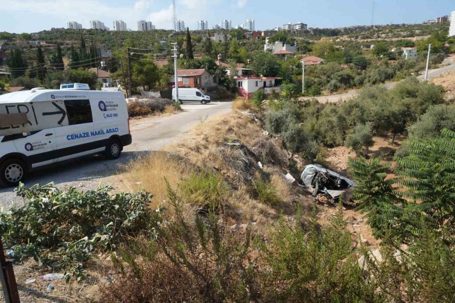 Takla Atan Araçtaki Sürücü, Kendisini Kurtarmak İsteyenlerden Helallik İstedikten Sonra Hayatını Kaybetti