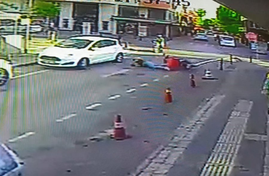 Kazaya Gelen Ambulans Kaza Yaptı, Sağlıkçılar Olay Yerine Yaya Olarak Geldi