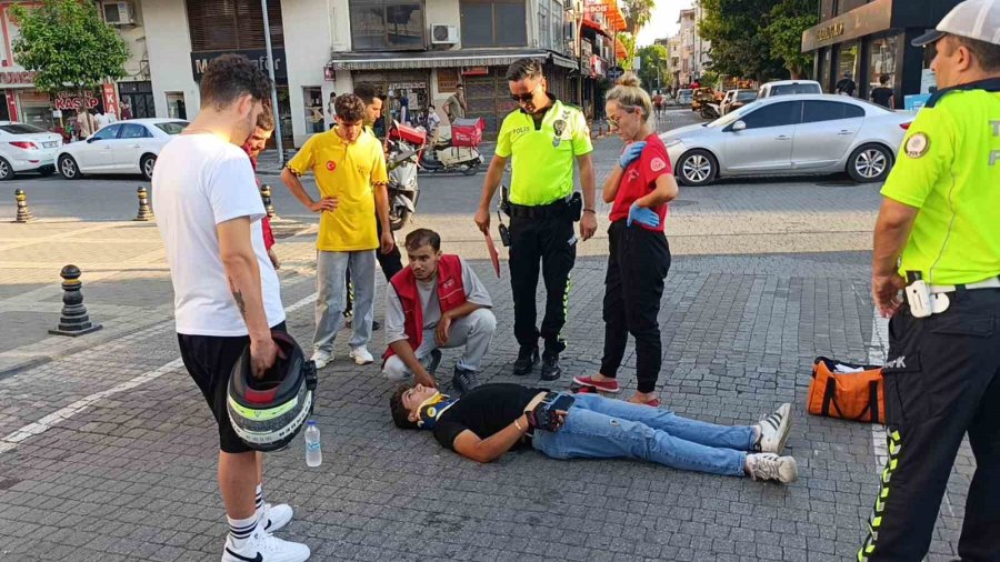 Kazaya Gelen Ambulans Kaza Yaptı, Sağlıkçılar Olay Yerine Yaya Olarak Geldi