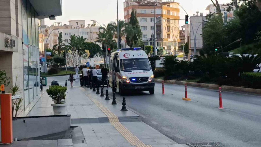 Kazaya Gelen Ambulans Kaza Yaptı, Sağlıkçılar Olay Yerine Yaya Olarak Geldi