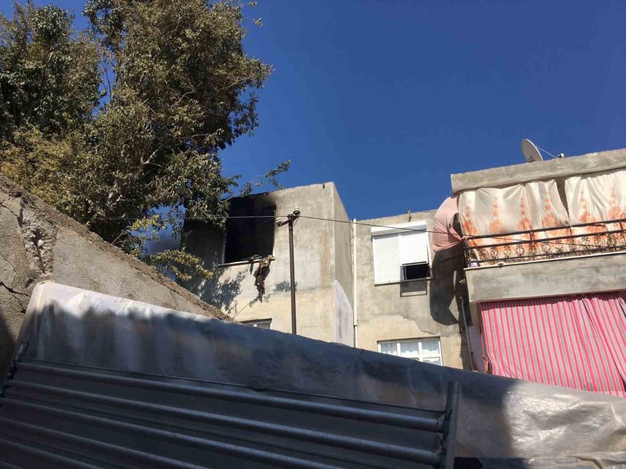 Manavgat’ta Çıkan Yangında Ev Kullanılmaz Hale Geldi