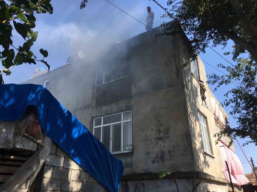 Manavgat’ta Çıkan Yangında Ev Kullanılmaz Hale Geldi