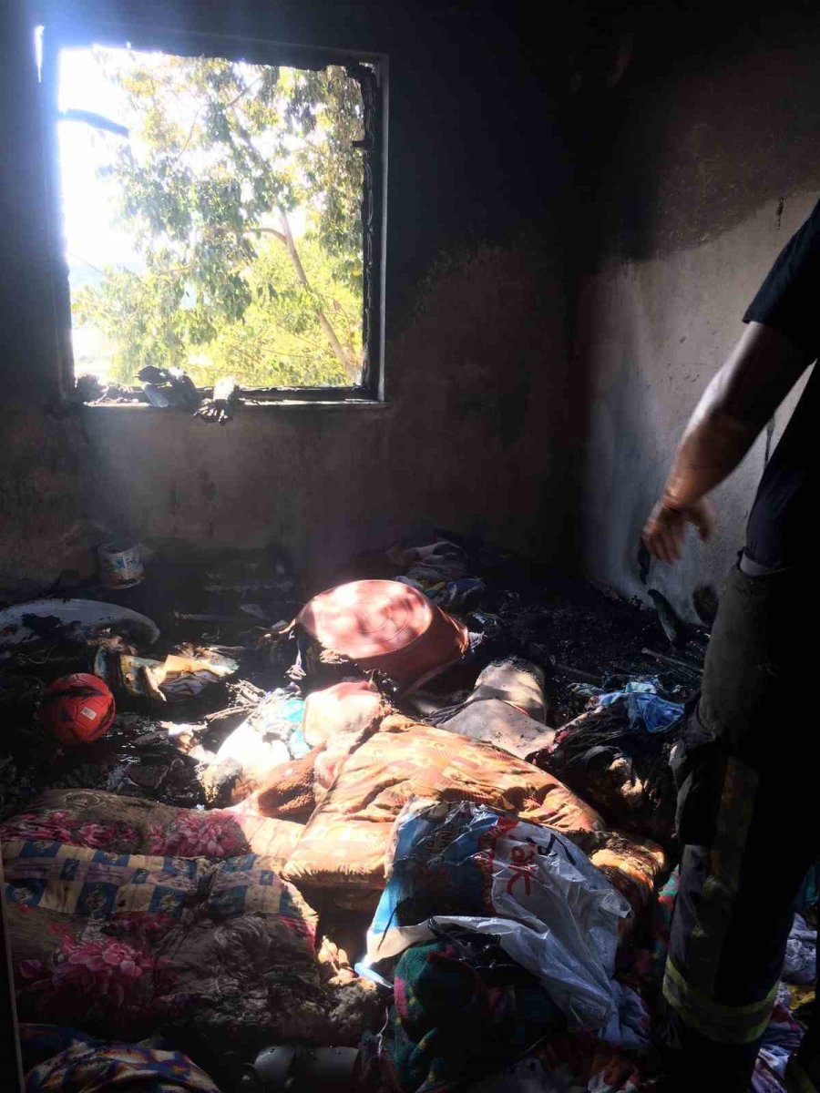 Manavgat’ta Çıkan Yangında Ev Kullanılmaz Hale Geldi