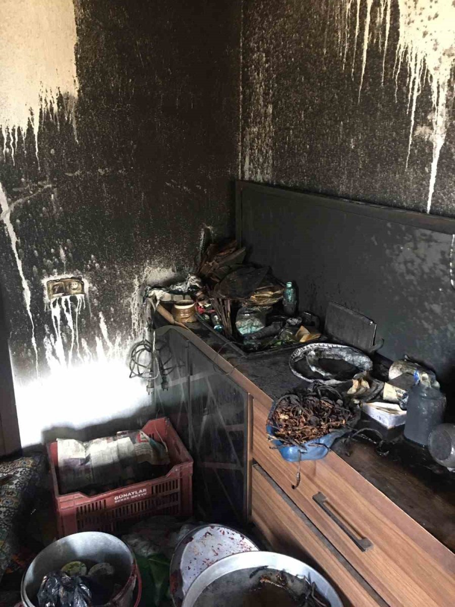 Manavgat’ta Çıkan Yangında Ev Kullanılmaz Hale Geldi