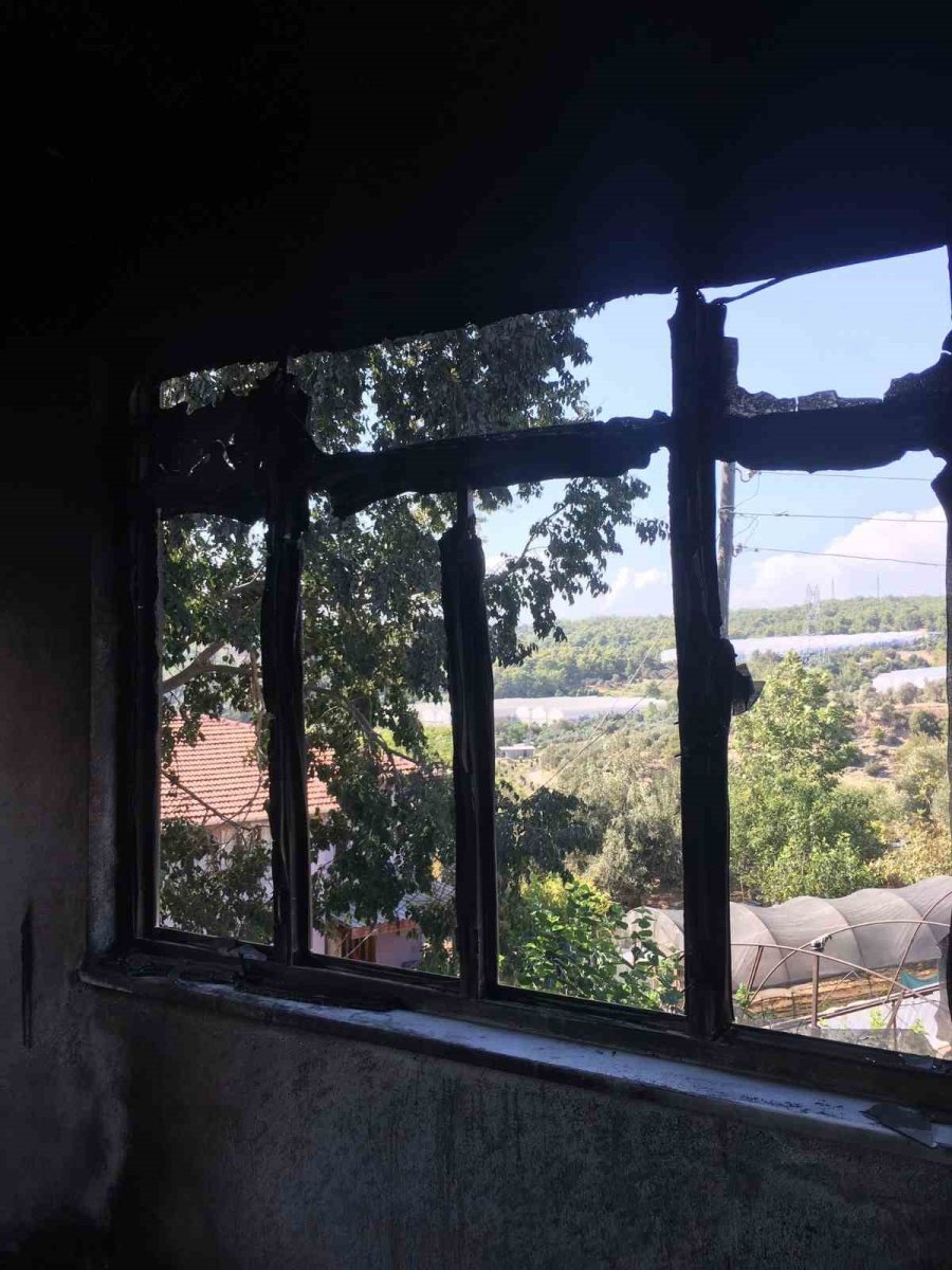 Manavgat’ta Çıkan Yangında Ev Kullanılmaz Hale Geldi