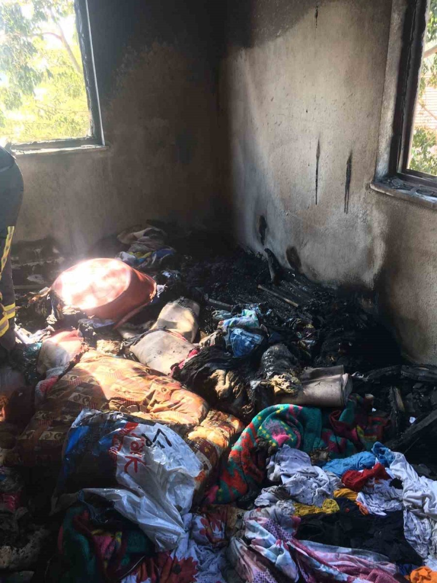 Manavgat’ta Çıkan Yangında Ev Kullanılmaz Hale Geldi