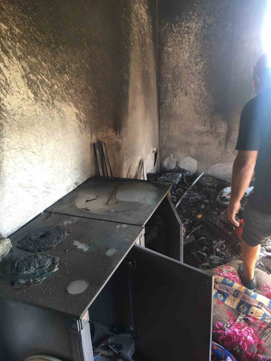 Manavgat’ta Çıkan Yangında Ev Kullanılmaz Hale Geldi