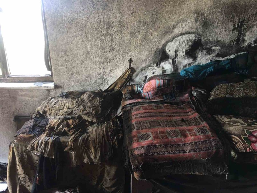 Manavgat’ta Çıkan Yangında Ev Kullanılmaz Hale Geldi