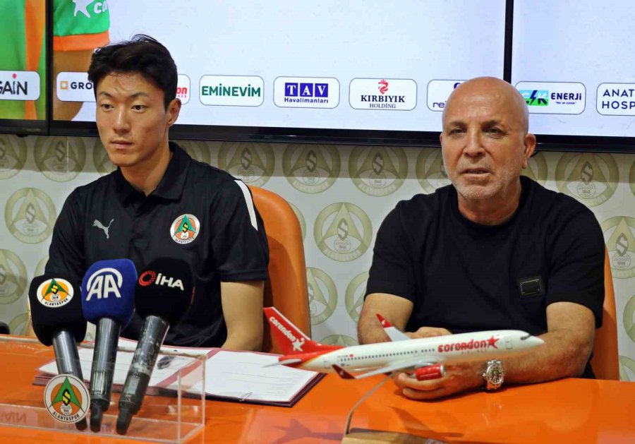 Alanyaspor’da Yeni Transfer Hwang İçin İmza Töreni Düzenlendi