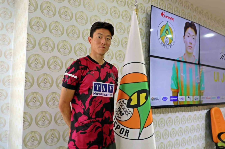 Alanyaspor’da Yeni Transfer Hwang İçin İmza Töreni Düzenlendi