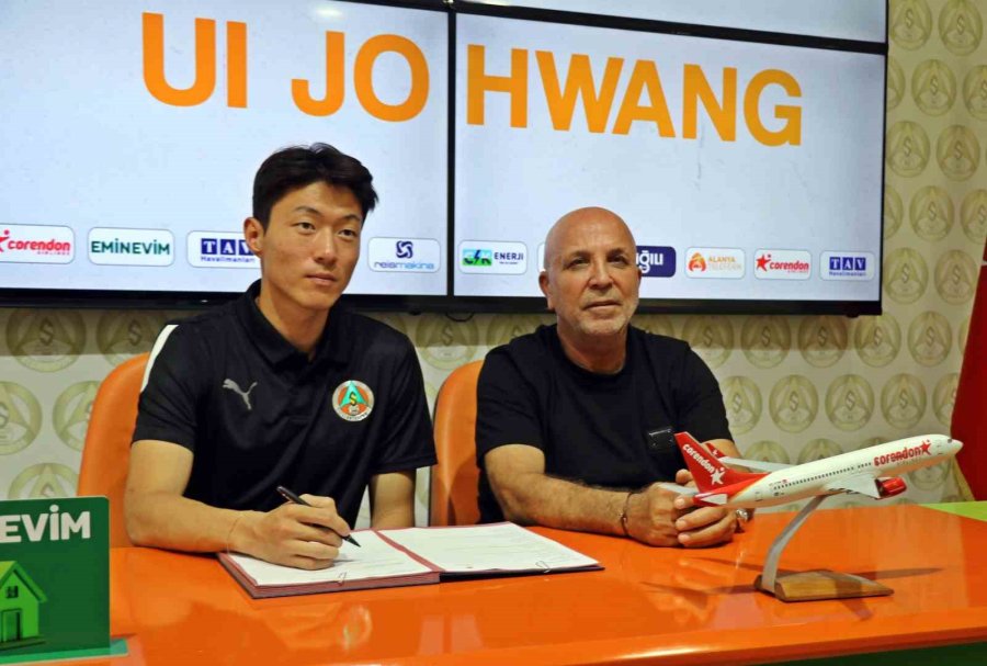 Alanyaspor’da Yeni Transfer Hwang İçin İmza Töreni Düzenlendi
