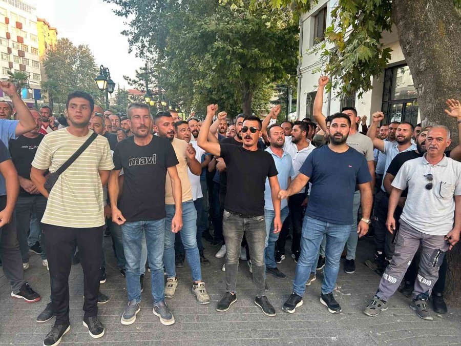 Eskişehir’de İşçilerden Belediye İle Sendikaya Toplu İş Sözleşmesi Tepkisi