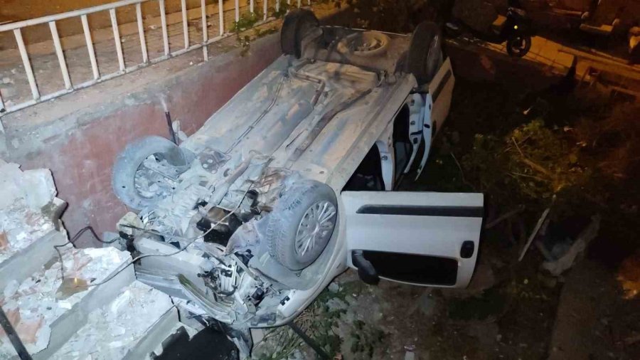 Alkollü Sürücü Aracıyla Apartmanın Bahçesine Uçtu