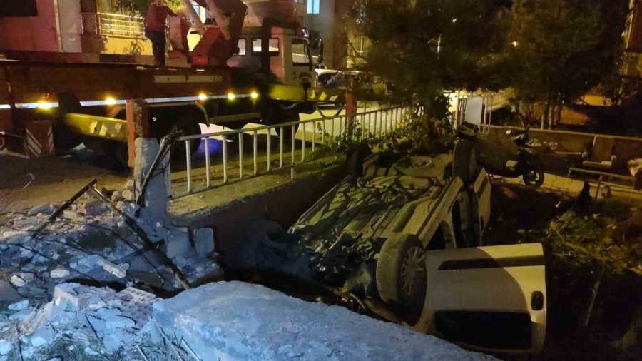 Alkollü Sürücü Aracıyla Apartmanın Bahçesine Uçtu